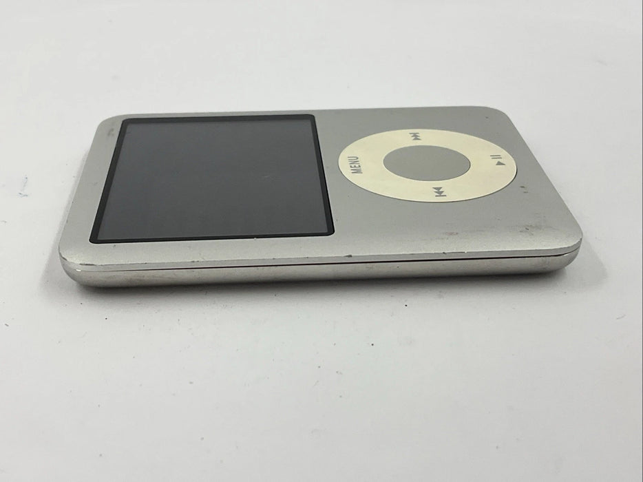 Apple iPod Nano 3rd Gen 8GB Silver A1236