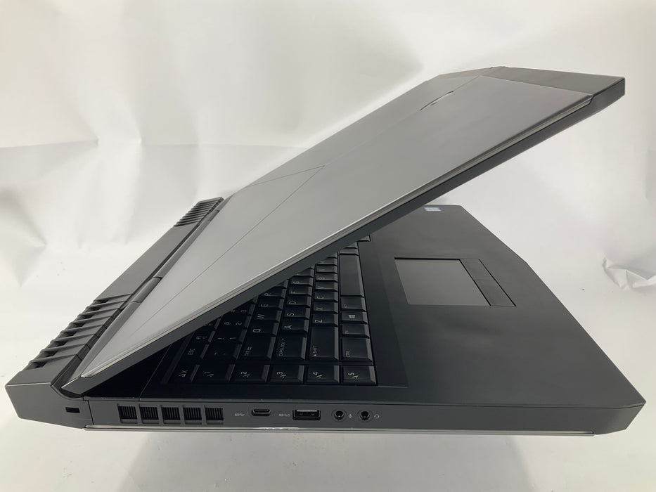 Alienware 17 R4 17.3" Core i7-7700HQ 1TB(SSD) 256GB(NVME) 16GB GTX 1060 6GB